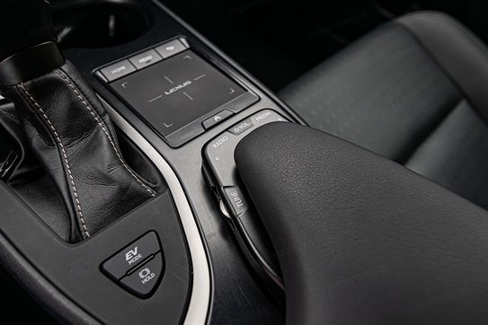 Lexus UX 250h F Impression