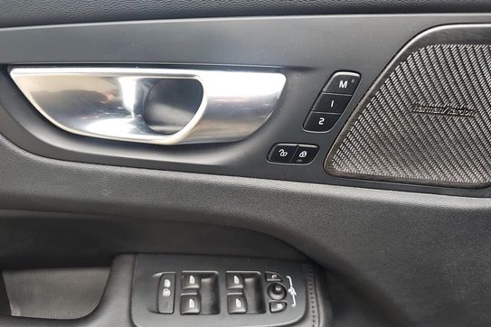 Volvo XC60 T8 Plug-In Hybrid AWD Ultimate Dark
