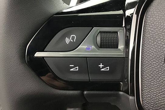 Peugeot 208 ALLURE 1.2 mHEV e-DCS6