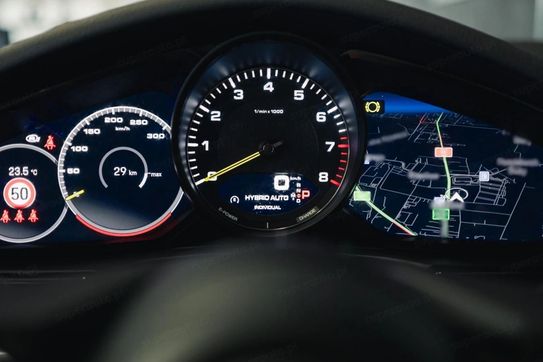 Porsche Panamera 4 E-Hybrid Platinum Edition