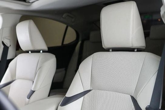 Lexus ES 300h F Sport Design
