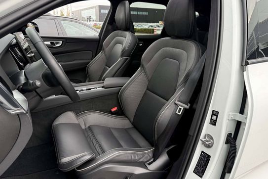 Volvo XC60 B5 AWD Plus Black Edition