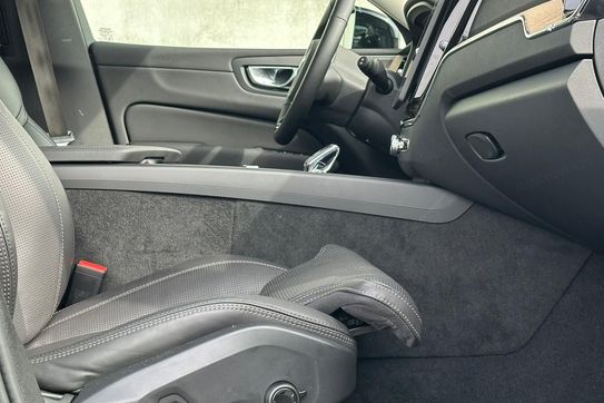 Volvo XC60 B5 B AWD Ultra Dark