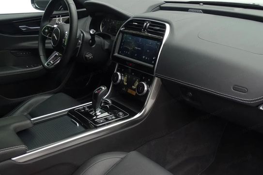 Jaguar XE 2.0 D200 AWD R-Dynamic Black
