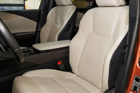 Lexus RX 450h+ Omotenashi