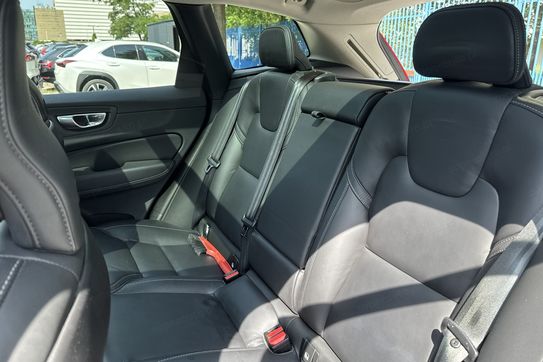 Volvo XC60 B5 B AWD Plus Dark