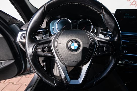 BMW Seria 5 520d xDrive Sport Line