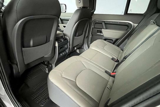 Land Rover Defender 110 D300 X-Dynamic SE