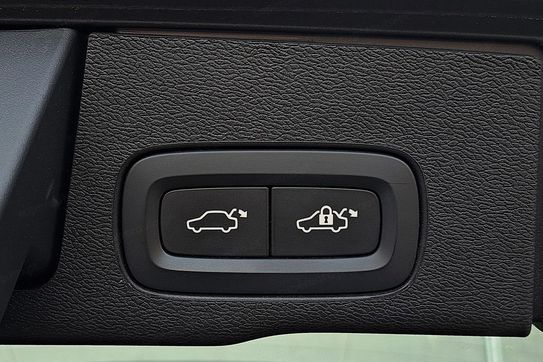 Volvo XC60 B5 B AWD Plus Dark aut