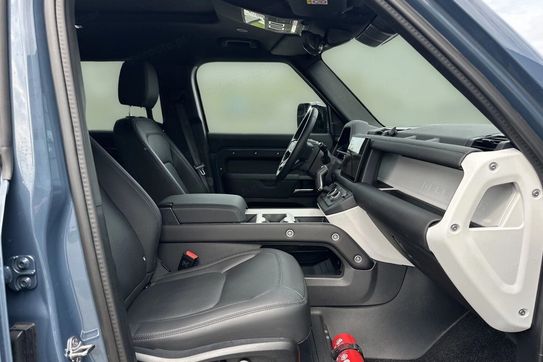 Land Rover Defender 130 3.0 D250 mHEV X-Dynamic SE
