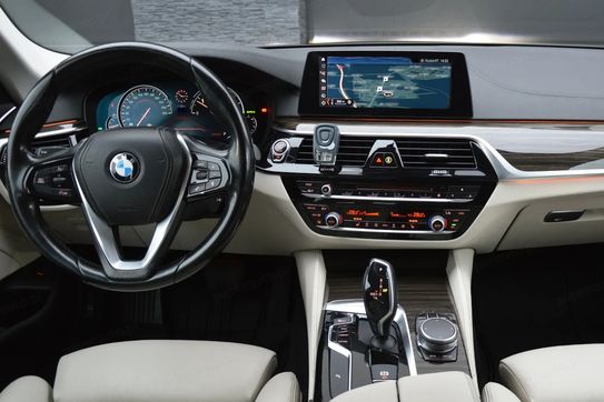 BMW Seria 5 520d xDrive Luxury Line aut