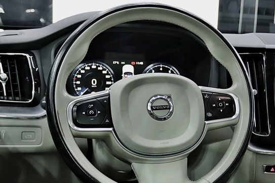 Volvo XC60 T5 Momentum Pro