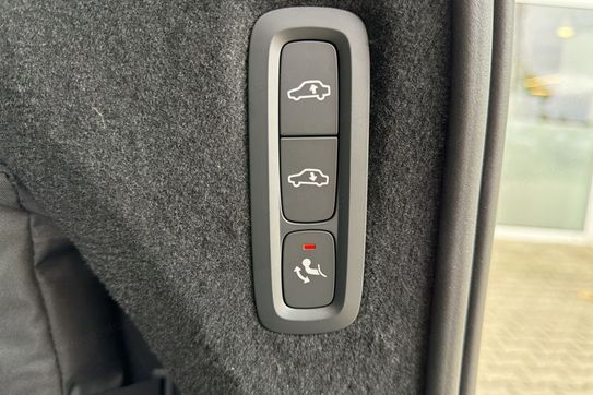 Volvo XC90 T8 AWD Plug-In Hybrid Ultra Black Edition 7os
