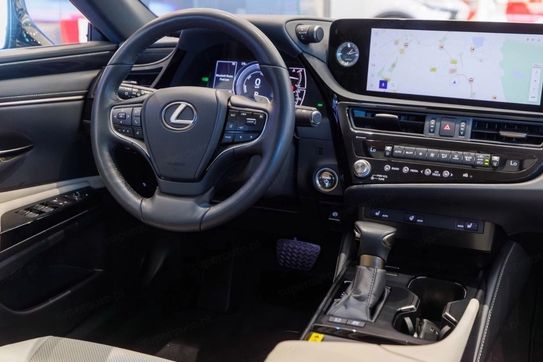 Lexus ES 300h F Sport Design