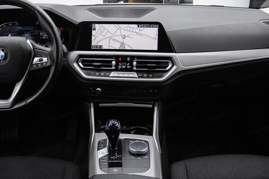 BMW Seria 3 318i Advantage aut