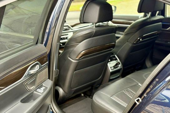 BMW Seria 7 750i xDrive