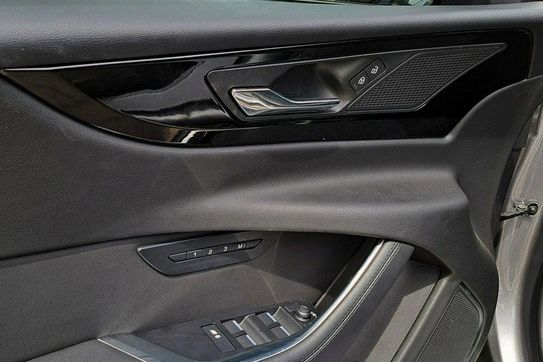 Jaguar XE D200 AWD SE