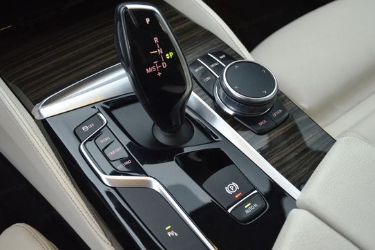 BMW Seria 5 520d xDrive Luxury Line aut