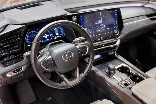 Lexus RX 450h+ Omotenashi