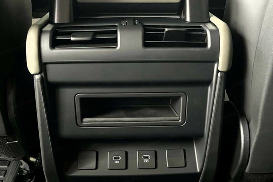 Land Rover Defender 110 D300 X-Dynamic SE