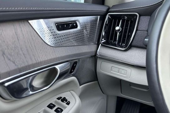 Volvo XC90 T8 AWD Plug-In Hybrid Ultra Bright
