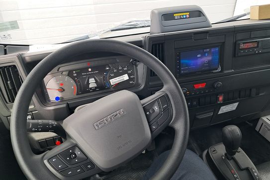 Isuzu M30 7.5 tony Plandeka + Winda