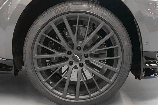 Aston Martin DBX 707