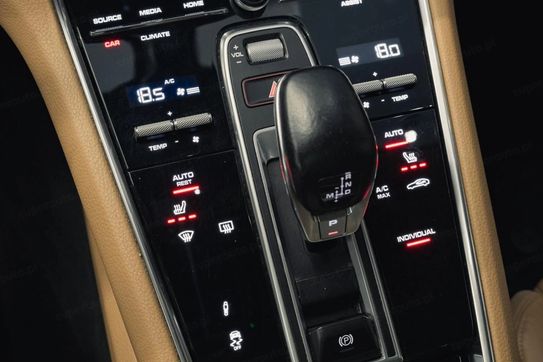 Porsche Panamera 4 E-Hybrid Platinum Edition