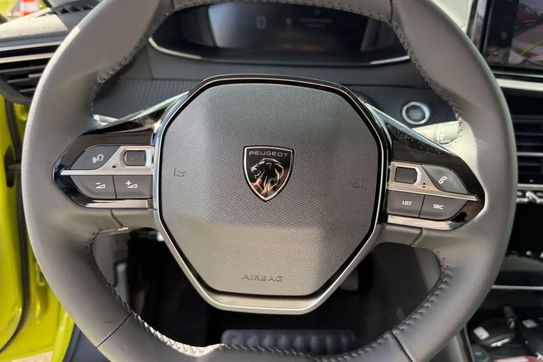 Peugeot 208 Allure e-DCS6  1.2 mHEV