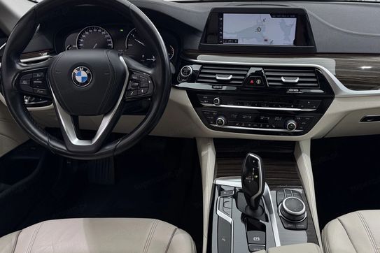BMW Seria 5 520d xDrive Luxury Line aut