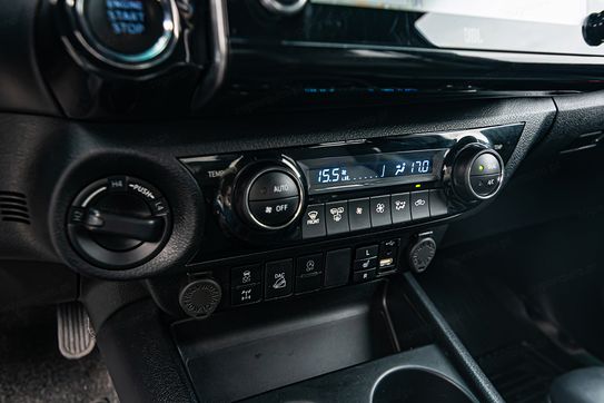 Toyota HiLux Double Cab Invincible 4x4  AT