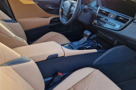 Lexus ES 300h Omotenashi