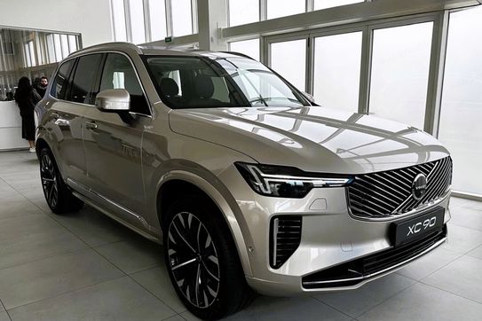 Volvo XC90 B5 AWD Ultra Bright