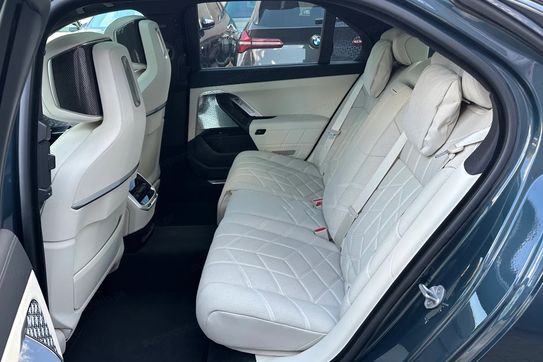BMW Seria 7 M760e PHEV xDrive Individual Edition sport-aut