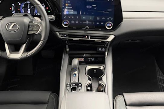 Lexus RX 450h+ Omotenashi