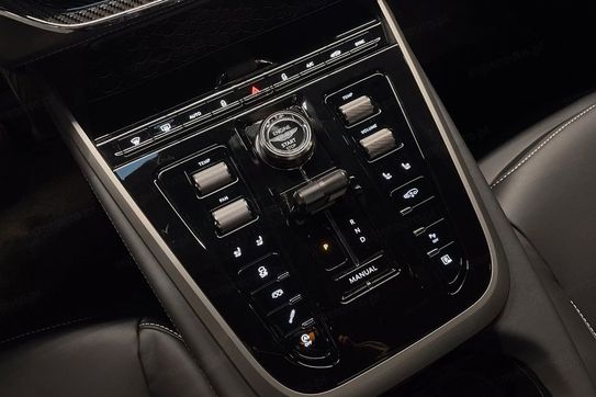 Aston Martin DBX 707