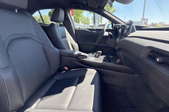 Lexus UX 300h F Sport Design Hybrid Dynamic Force