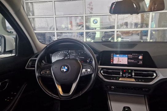 BMW Seria 3 318i Advantage aut