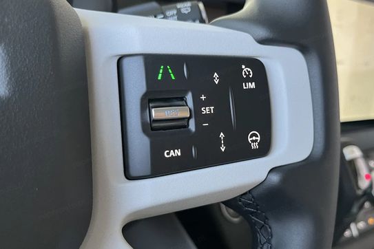 Land Rover Defender 90 D250 X-Dynamic SE