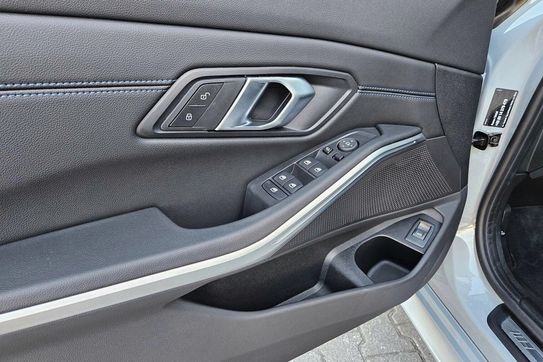 BMW Seria 3 330i xDrive M Sport aut