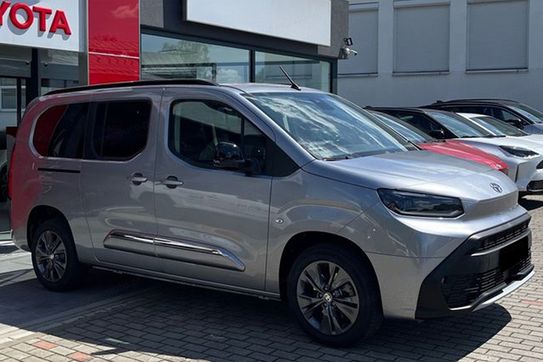 Toyota Proace City Verso Family MT6