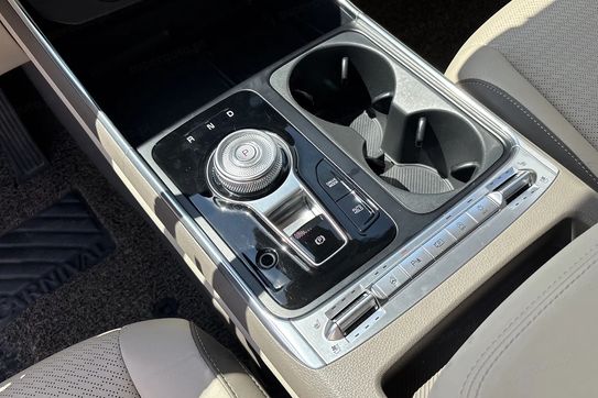 Kia Carnival Signature 9os.