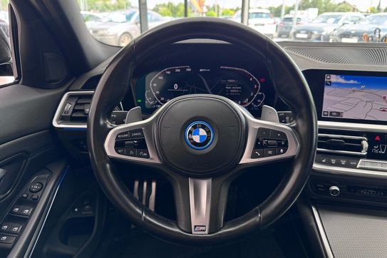 BMW Seria 3 330e xDrive M Sport sport-aut