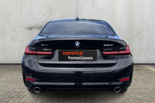 BMW Seria 3 320i xDrive Advantage