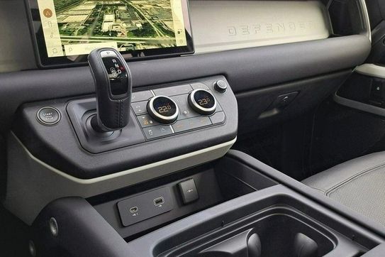 Land Rover Defender 90 P400 SE