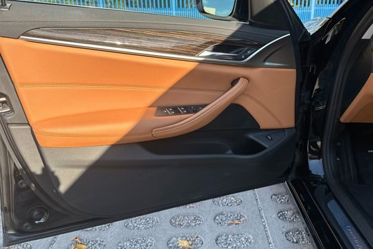 BMW Seria 5 530i xDrive Luxury Line