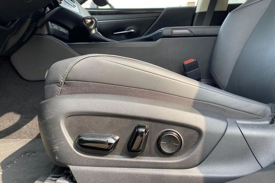 Lexus ES 300h Business Edition