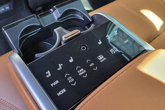 Toyota Camry Hybrid Dynamic Force Executive e-CVT