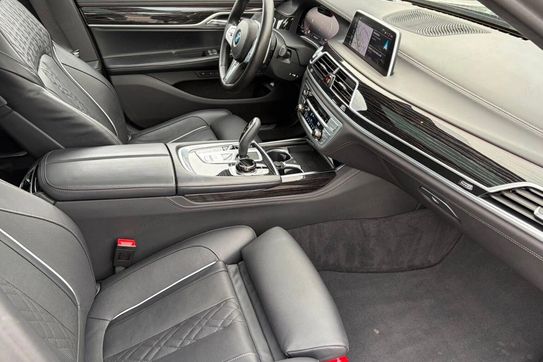 BMW Seria 7 750i xDrive M Sport
