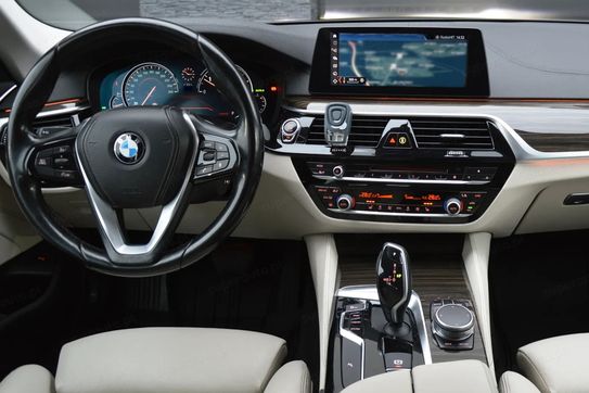 BMW Seria 5 520d xDrive Luxury Line aut